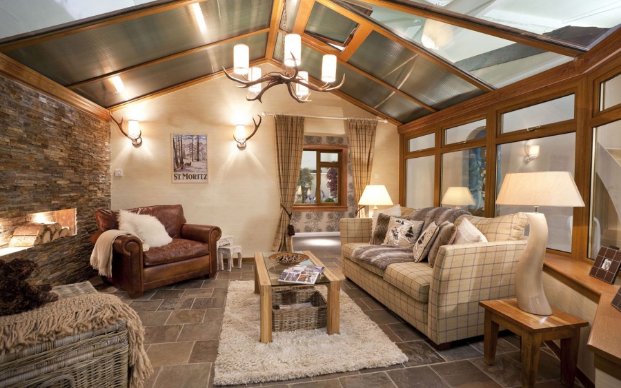 Бежевый диван в деревенском интерьере