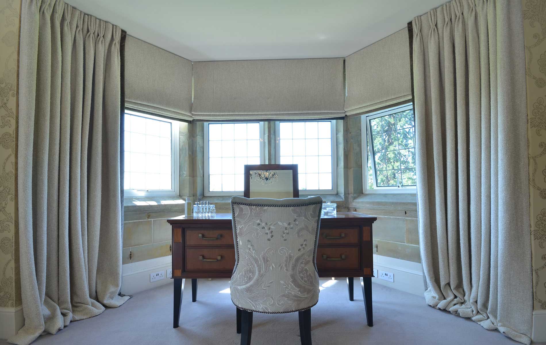 шторы на эркерном окне