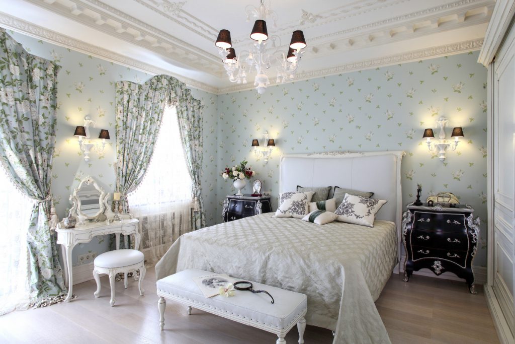 Серые шторы в спальне с бумажными обоями