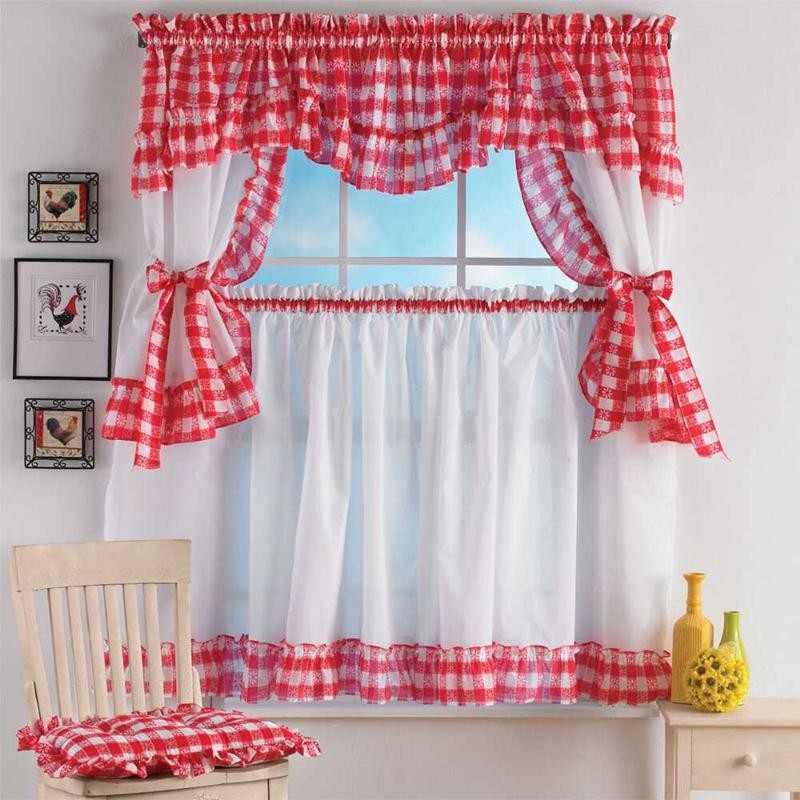 Красно-белые шторы для кухни в загородном доме