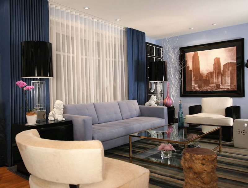 Белый тюль на окне с голубыми шторами