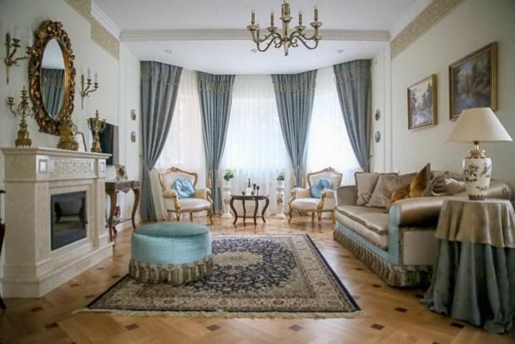 Эркер в гостиной с камином