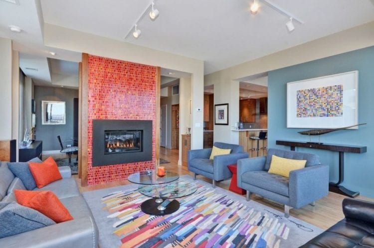 Камин в интерьере городской квартиры