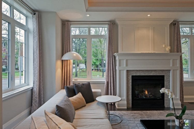 Камин в гостиной между окнами