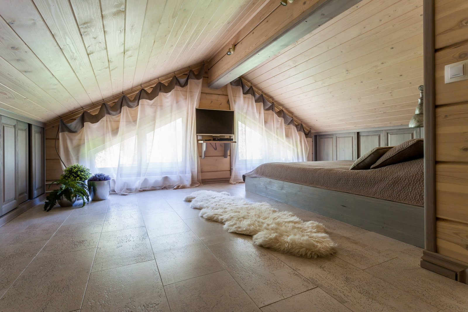 шторы на мансардные окна интерьер