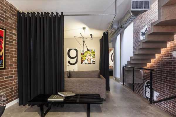 Самые распространенные цвета штор – пастельные тона, но для тех, кто не боится новизны, можно попробовать сочетание черных штор со стилем лофт.