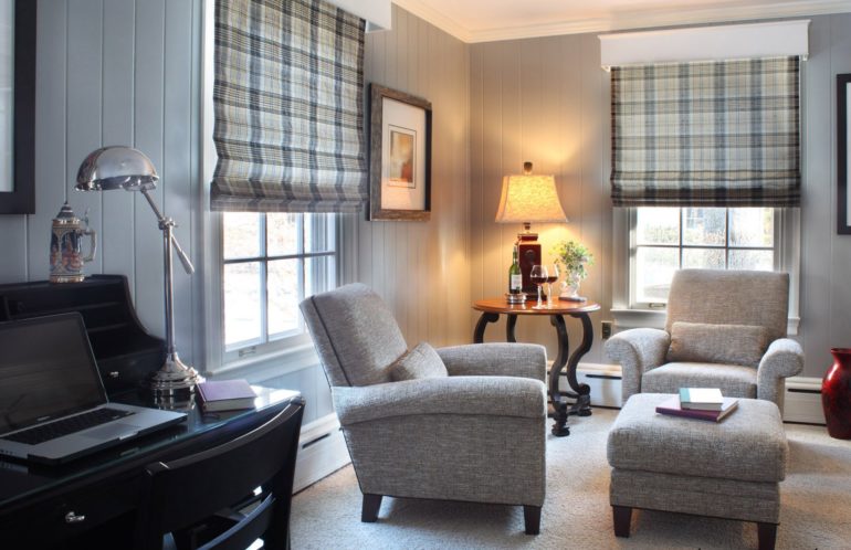 короткие шторы в интерьере гостиной