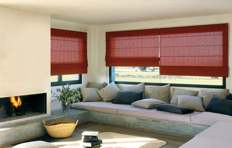 красные короткие шторы в гостиной