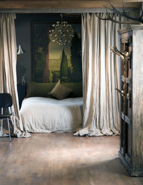 Мебель подбирается из самых смелых вариантов, грубые стены, наличие потертых элементов. Возможно наличие художественных элементов.