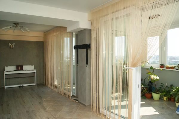 Шторы в стиле лофт в виде нитей – вариант для интерьера, пришедший к нам из восточных стран.