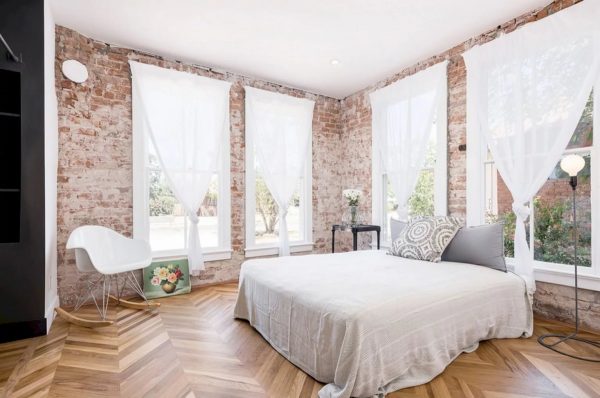 Шторы играют важную роль в оформлении комнаты.