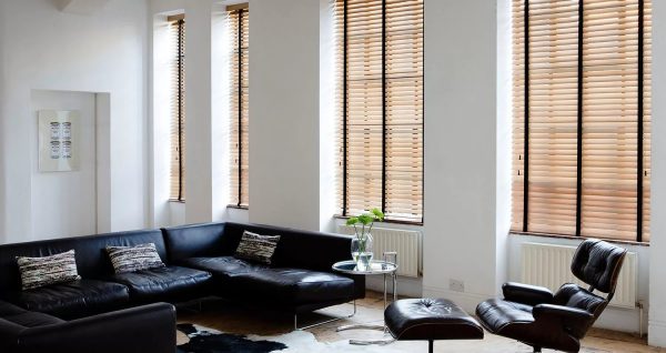 Больше всего востребованы пластиковые альтернативы. Они легкие и практичные, их довольно легко стирать.