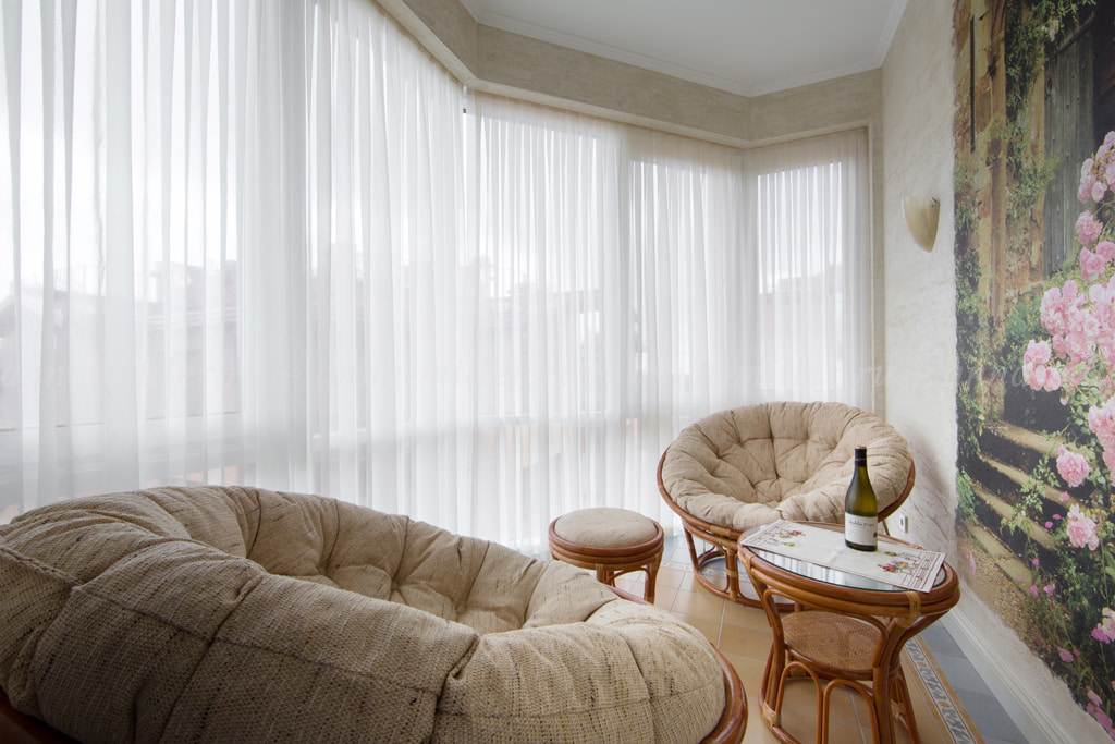 белые шторы в гостиной идеи декора