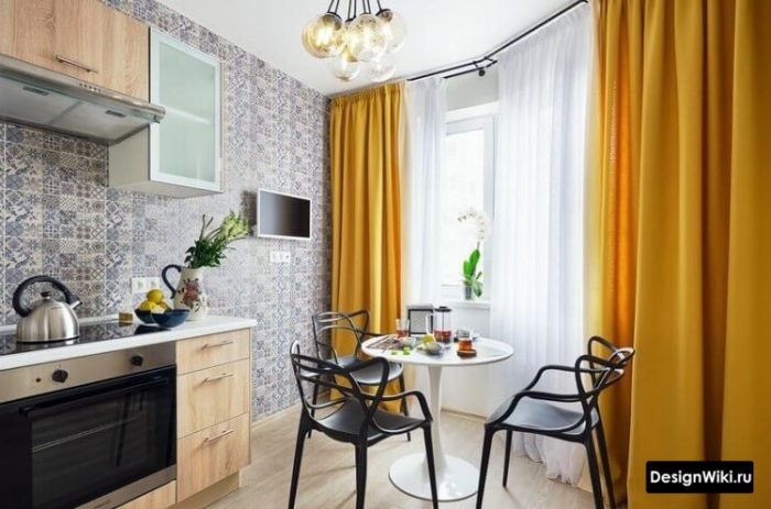 Акцентные оранжевые шторы на современной кухне