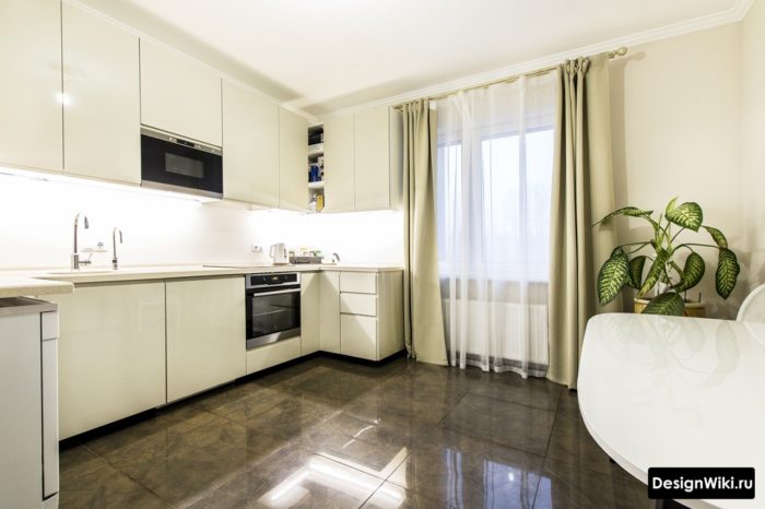 Белые шторы и тюль на кухне