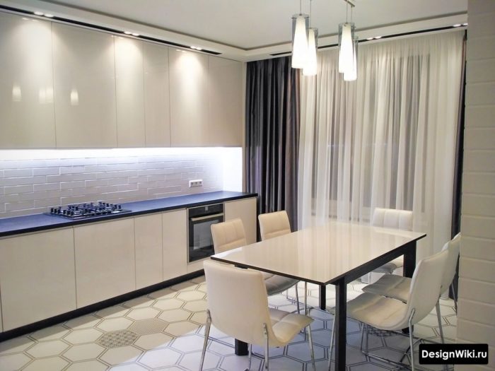 Дизайн белой кухни с серыми шторами и тюлем