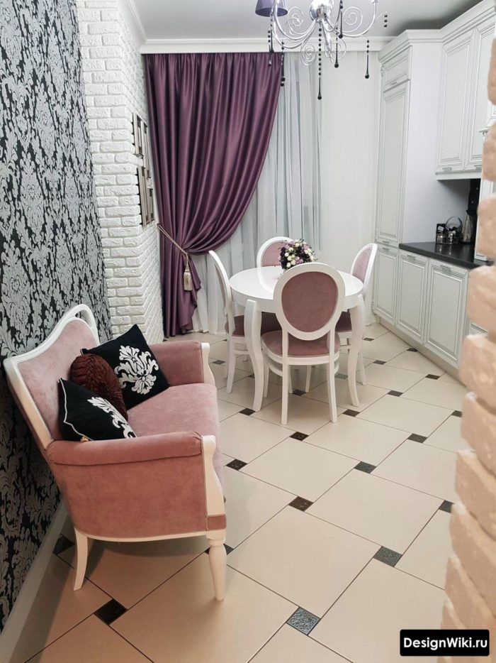 Фиолетовые шторы на белой классической кухне