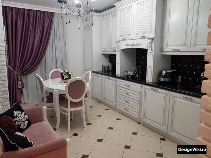 Фиолетовые шторы в интерьере классической кухни