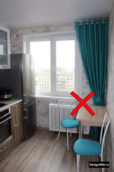 Голубые шторы в интерьере кухни