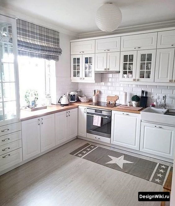 Клетчатые шторы на кухне в скандинавском стиле