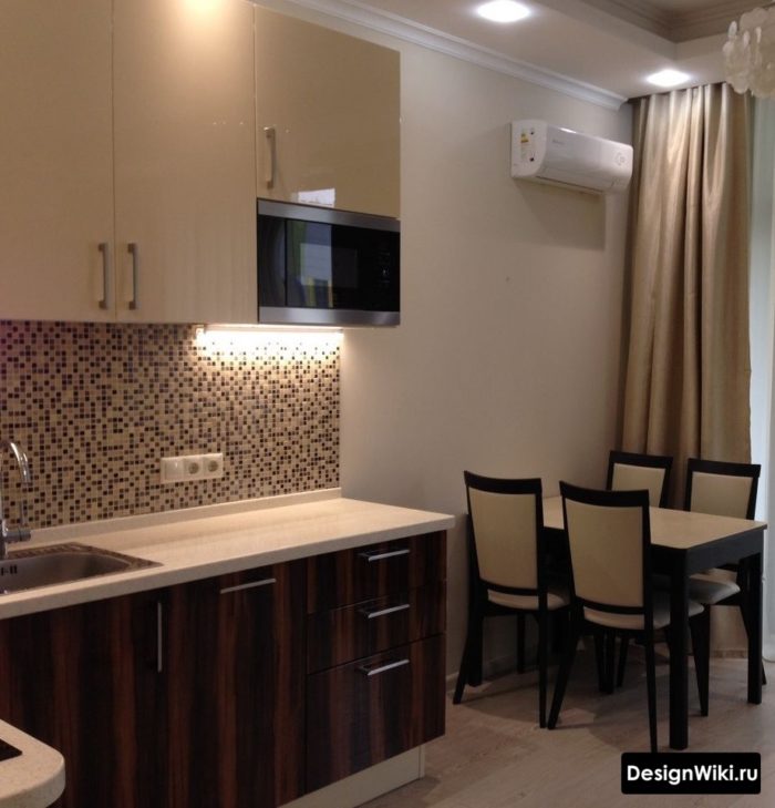 Кухня с бежевыми шторами в светлых тонах