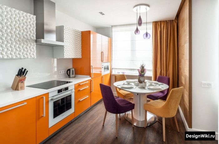 Оранжевые шторы на оранжевой кухне