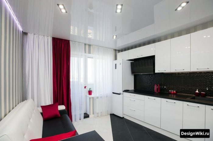 Красные шторы и белый тюль на кухне