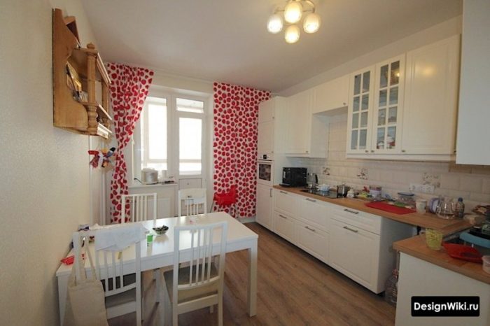 Шторы в красный круг на белой кухне