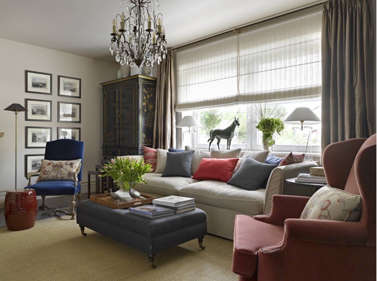 Оформление окна в гостиной шторами в современном стиле: дизайн большого и маленького окна