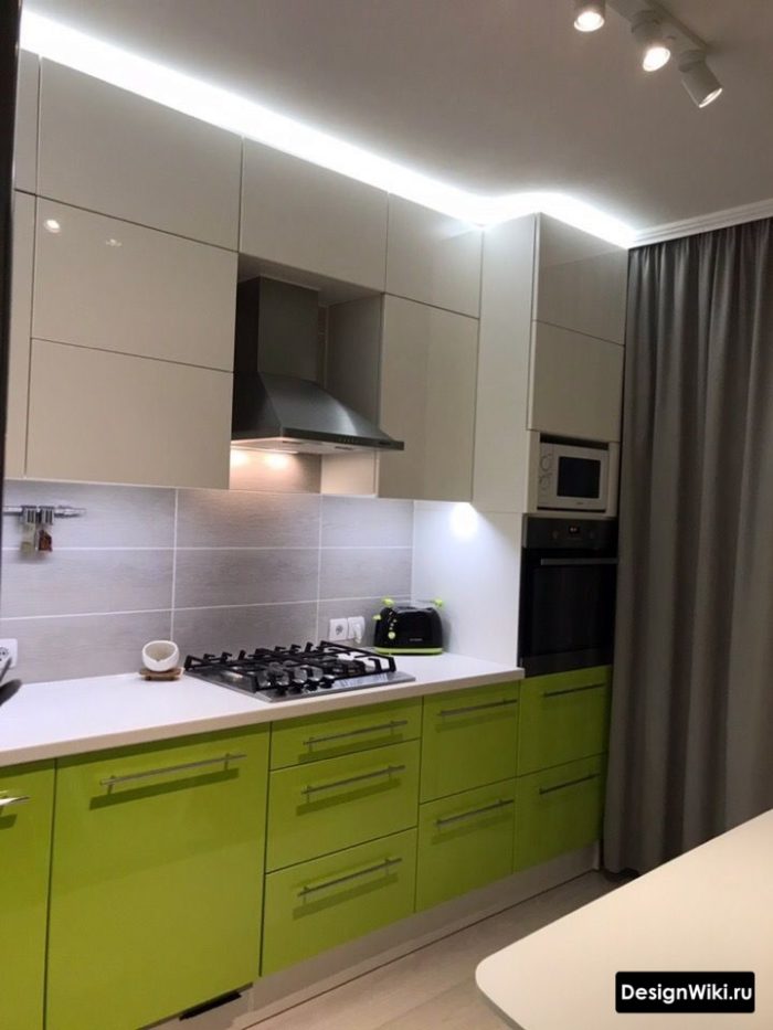 Серые шторы в интерьере зеленой кухни