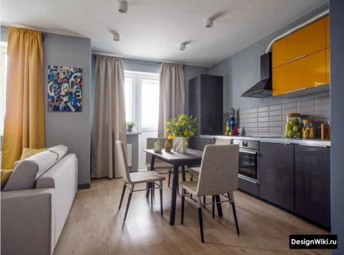 Сочетание серых и оранжевых штор в интерьере кухни