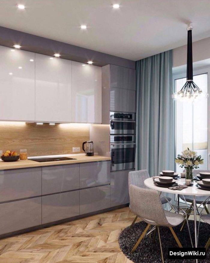 Светло-голубые шторы на серой глянцевой кухне