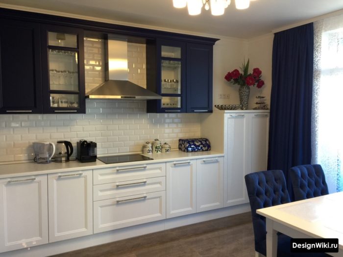 Темно-синие шторы на неоклассической кухне
