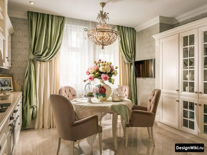 Зеленые шторы в интерьере кухни в пастельных тонах