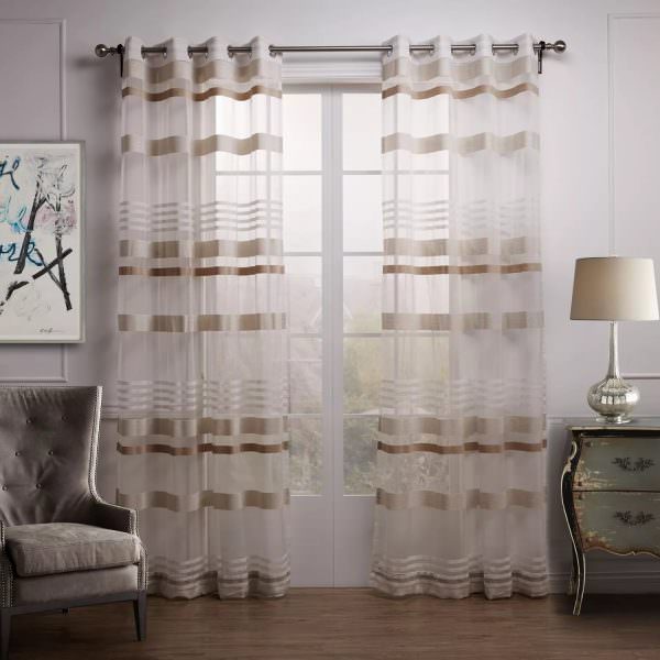 Длинные шторы в горизонтальную полоску в гостиной с выходом на террасу