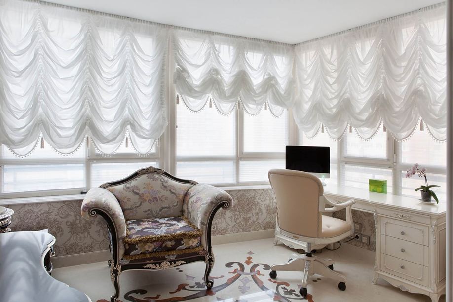 Австрийская штора шикарно смотрится в зале.