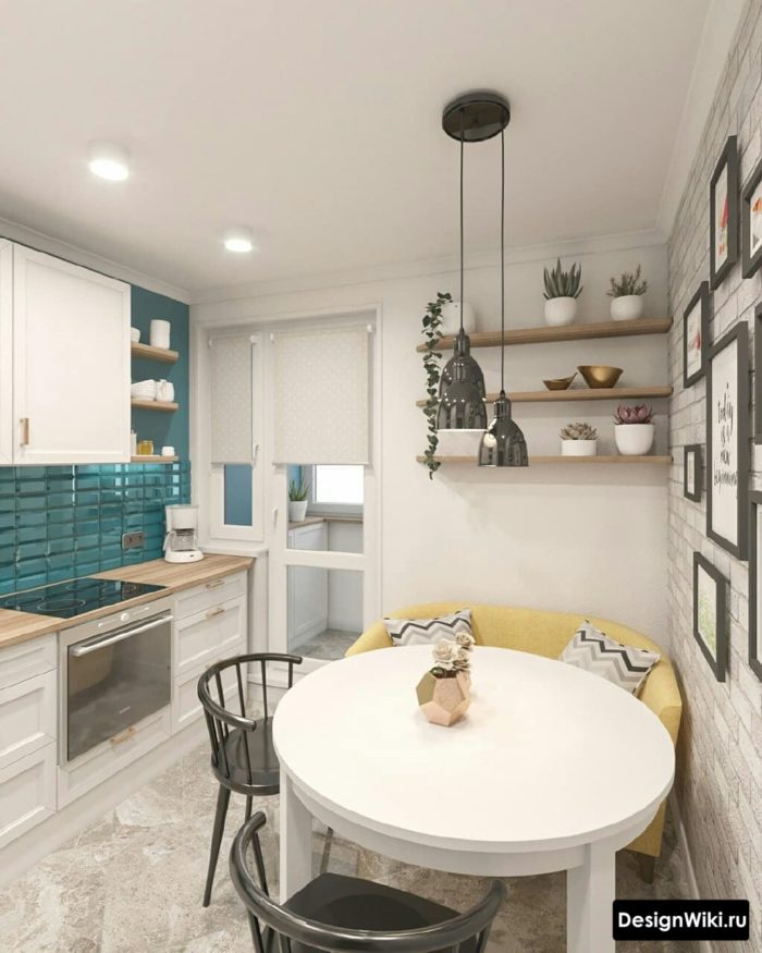 Белые рулонные шторы на кухне с выходом на балкон