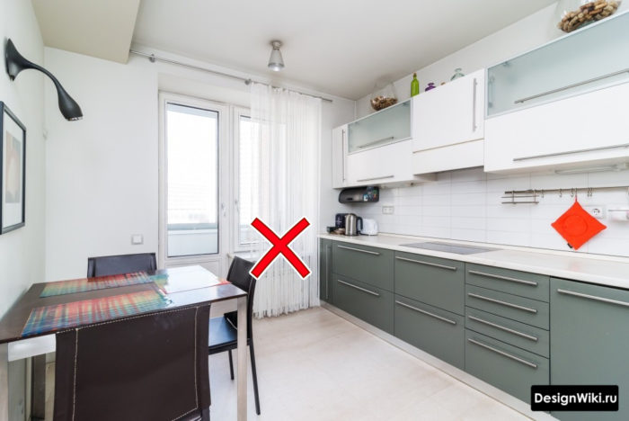 Белые шторы-мидии на кухне с выходом на балкон