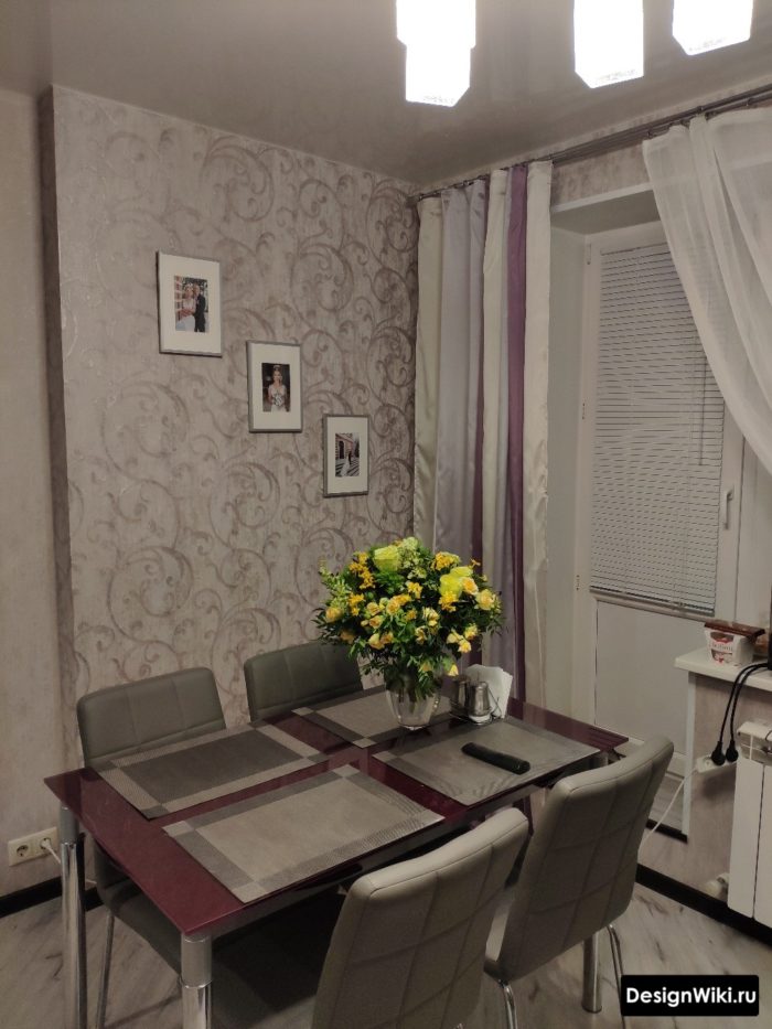 Длинные шторы в пол и тюль на кухне с балконом