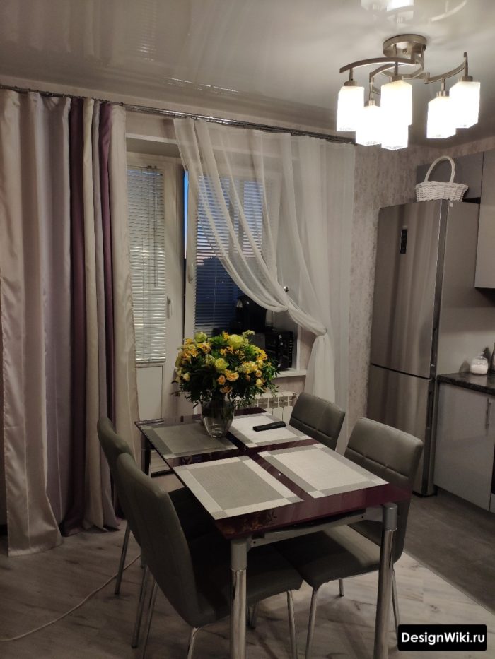 Длинные портьеры и завязанный тюль на кухне с балконной дверью