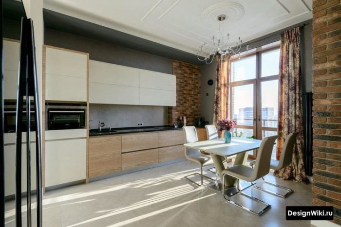 Длинные шторы на карнизе на кухне с балконной дверью