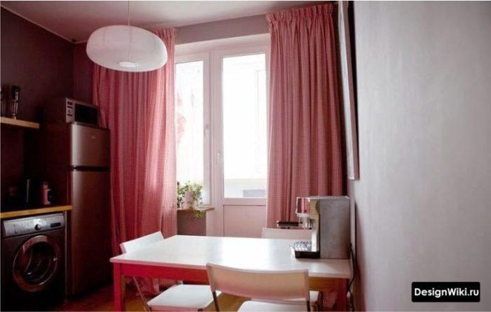 Красные шторы на тесьме на кухне с балконной дверью