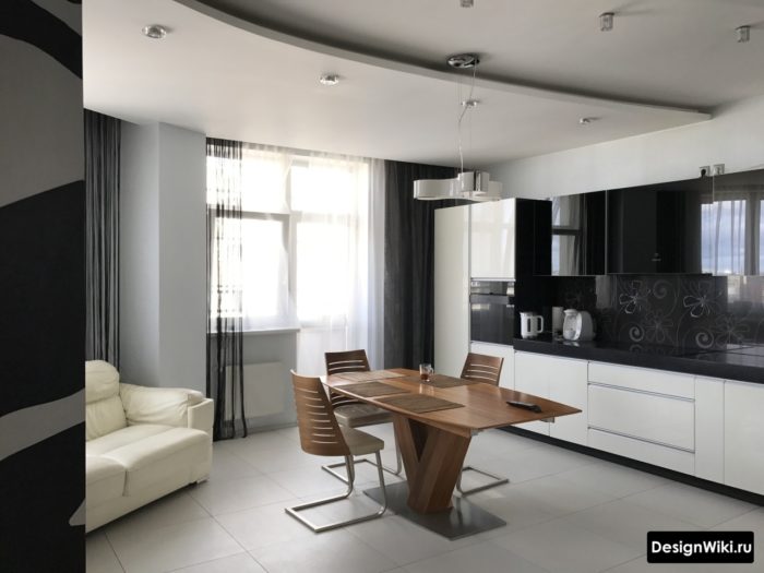 Кухня с балконом со шторами на скрытом карнизе