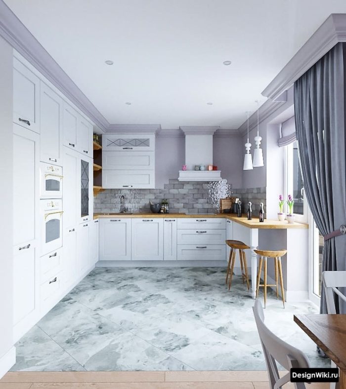 Кухня в классическом стиле с балконной дверью и шторами на багетном карнизе