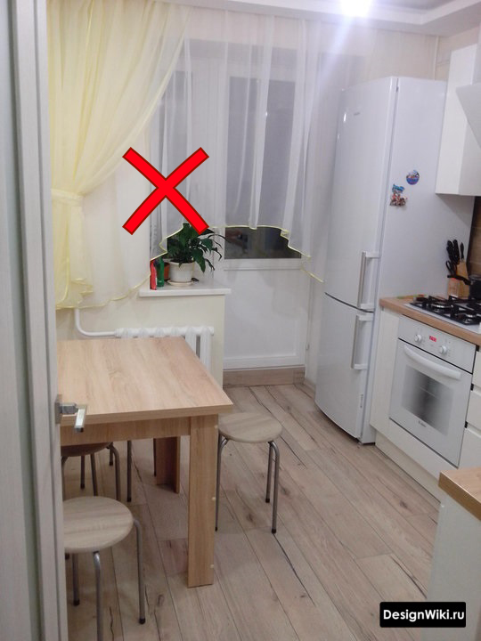 Легкие короткие шторы на кухне с балконной дверью