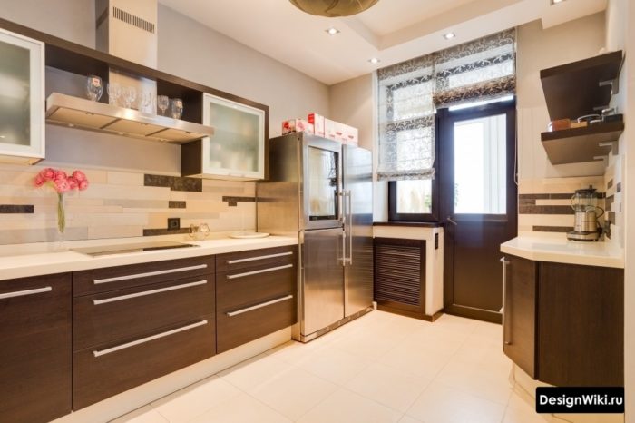 Светлые рулонные шторы на кухне с балконной дверью