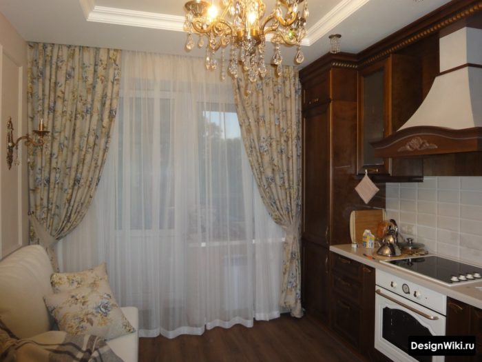 Шторы с подвязками на кухне с балконом в стиле кантри