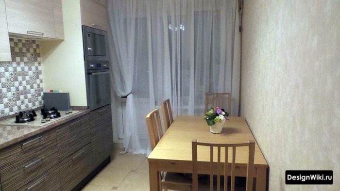 Подхват тюль на кухню с балконной дверью