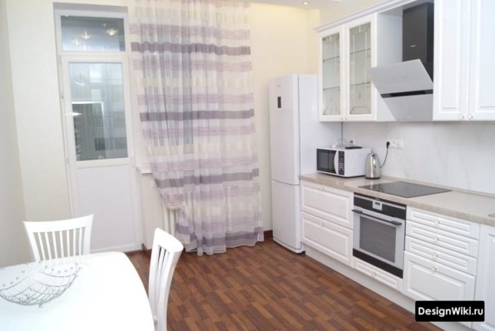 Прозрачные шторы на кухне с балконной дверью