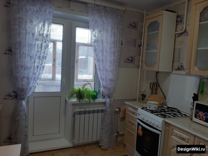 Прозрачные шторы на кухне с балконом